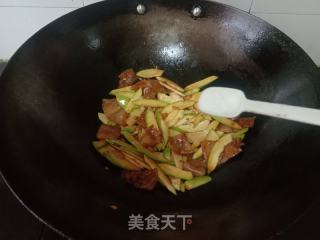 五花肉炒西葫芦的做法步骤：6