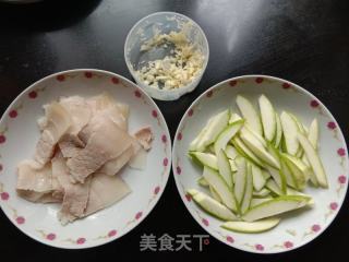 五花肉炒西葫芦的做法步骤：1