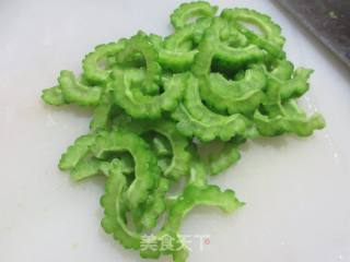 苦瓜炒洋葱的做法步骤：3