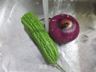 苦瓜炒洋葱的做法步骤：2