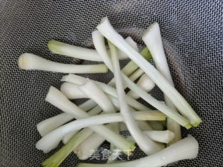 藠头炒大肠的做法步骤：1