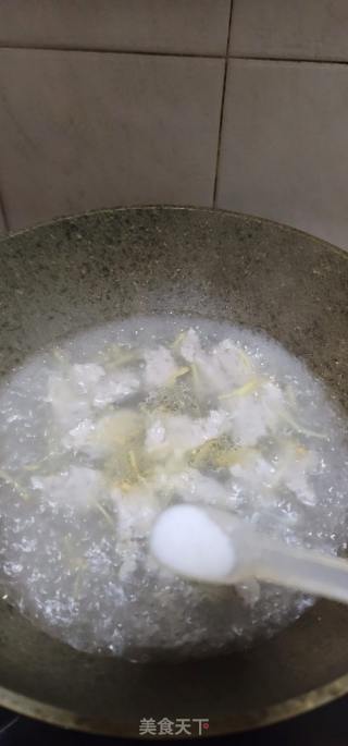 鲮鱼球煮白花菜的做法步骤：5