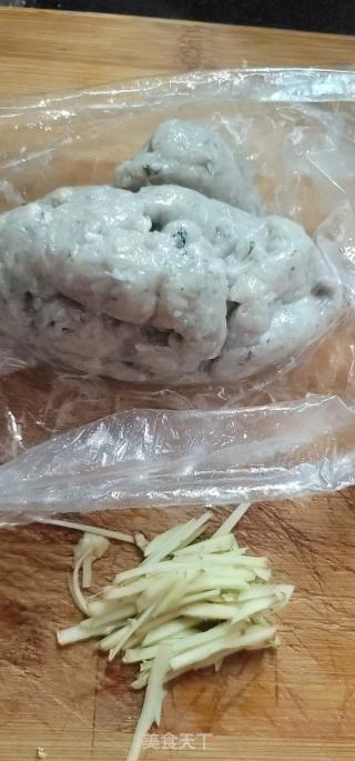 鲮鱼球煮白花菜的做法步骤：2