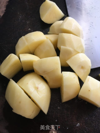 土豆蒸鸡块的做法步骤：2