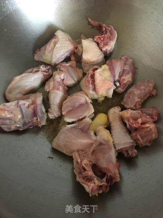 土豆蒸鸡块的做法步骤：1