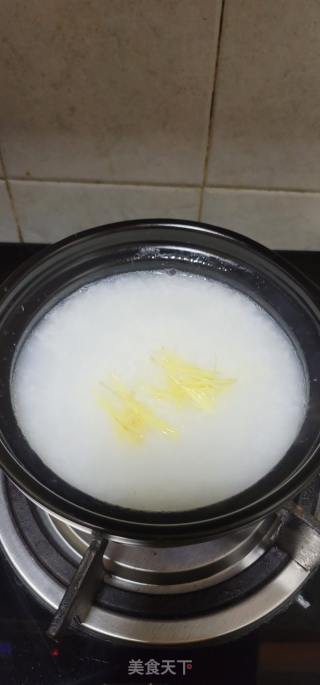 生滚鲮鱼球砂锅粥的做法步骤：4