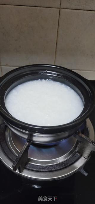 生滚鲮鱼球砂锅粥的做法步骤：3