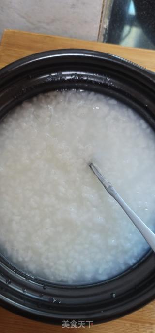 生滚鲮鱼球砂锅粥的做法步骤：1