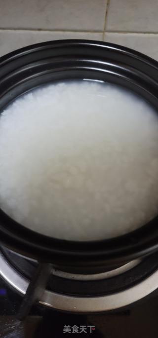 生滚黑鱼片粥的做法步骤：1