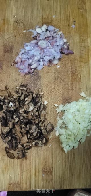 黄豆酱烧香菇肉酱的做法步骤：2