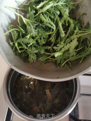 海带茼蒿肉丸汤的做法步骤：6
