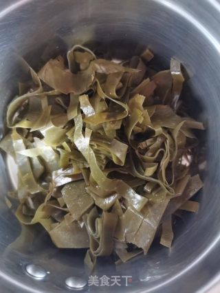 海带茼蒿肉丸汤的做法步骤：1