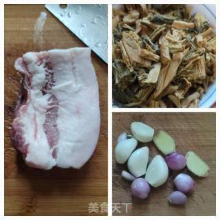 五花肉炖梅菜的做法步骤：1