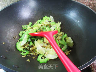 咸菜莴笋炒苦瓜的做法步骤：6