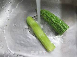 咸菜莴笋炒苦瓜的做法步骤：2