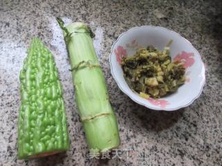 咸菜莴笋炒苦瓜的做法步骤：1