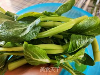 清炒菜芯的做法步骤：1