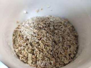 胡萝卜牛奶拌燕麦的做法步骤：2