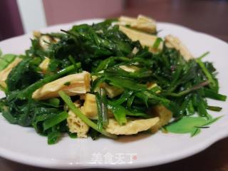韭菜炒腐竹的做法步骤：5