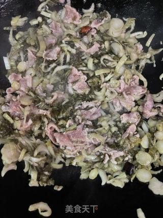 酸菜炒肉片的做法步骤：8