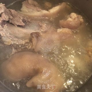 肘子肉熬小白菜的做法步骤：1