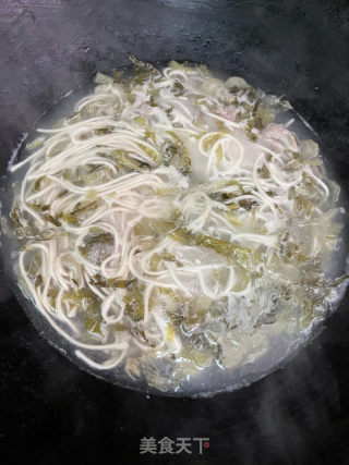 酸菜汤面的做法步骤：11