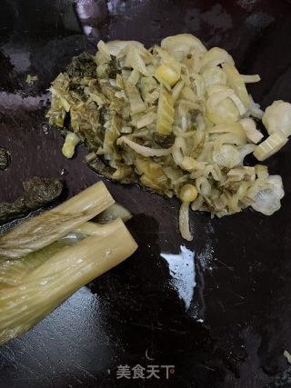 酸菜汤面的做法步骤：3