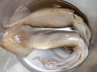 麻辣鱿鱼的做法步骤：1