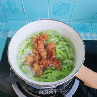 酥肉菠菜手擀面的做法步骤：6