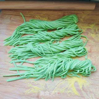 酥肉菠菜手擀面的做法步骤：2