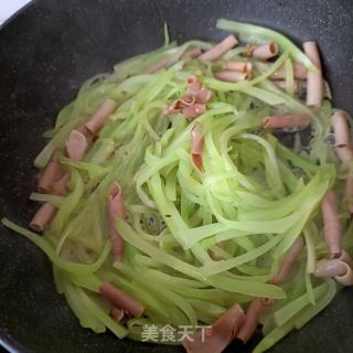 莴笋炒海肠的做法步骤：11