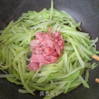 莴笋炒海肠的做法步骤：10