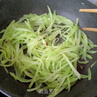 莴笋炒海肠的做法步骤：9