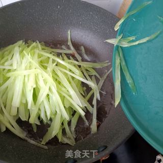 莴笋炒海肠的做法步骤：8