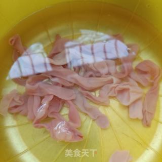 莴笋炒海肠的做法步骤：4
