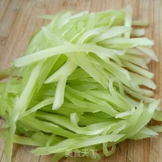 莴笋炒海肠的做法步骤：2