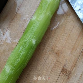 莴笋炒海肠的做法步骤：1