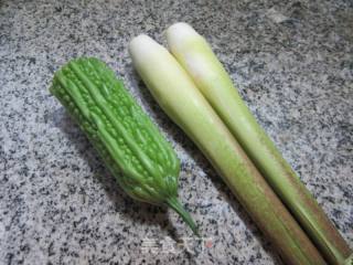 苦瓜拌茭白的做法步骤：1