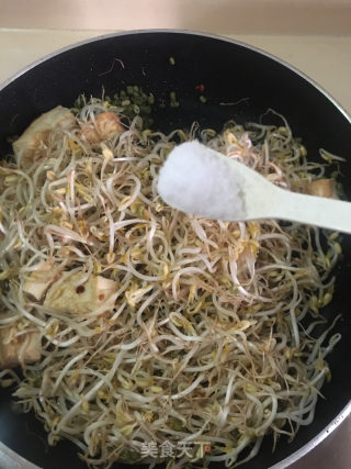 绿豆芽炒豆腐的做法步骤：5