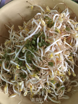 绿豆芽炒豆腐的做法步骤：1