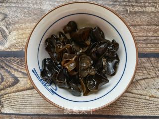 生菜木耳拌虾仁的做法步骤：3