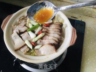 砂锅酸菜炖烧肉的做法步骤：5