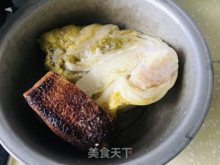 砂锅酸菜炖烧肉的做法步骤：1