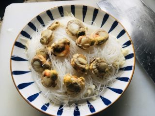 金针菇粉丝蒜蓉蒸扇贝的做法步骤：8