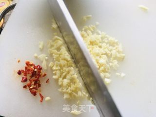 金针菇粉丝蒜蓉蒸扇贝的做法步骤：1