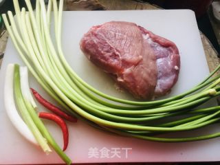 蒜苔生炒肉丝的做法步骤：1