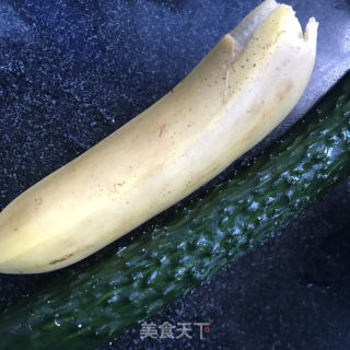 香蕉黄瓜椰子水的做法步骤：1