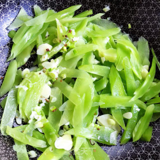 油鸡枞炒莴笋的做法步骤：7