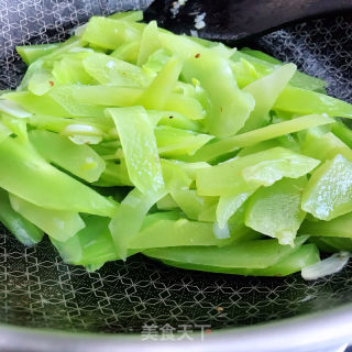 油鸡枞炒莴笋的做法步骤：6