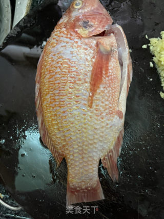 蒜香鱼的做法步骤：1